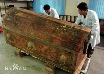 工人炸出一座古墓,出土疑似「血棺」,專家見後大呼危險,快撤!