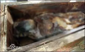 工人炸出一座古墓,出土疑似「血棺」,專家見後大呼危險,快撤!