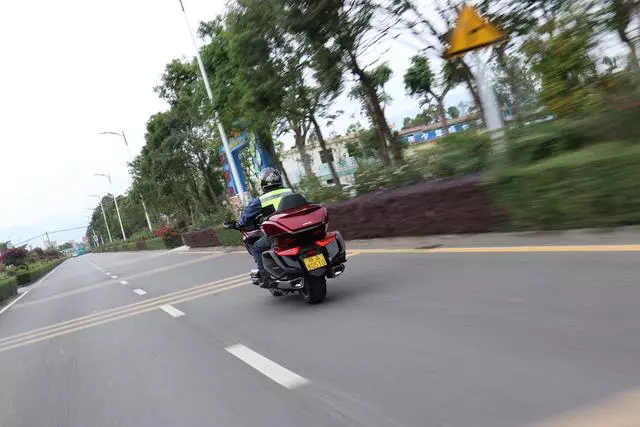 本田夢幻機車黑科技滿滿 時尚全能,能跑山能旅行