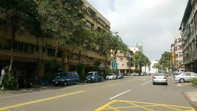 為高雄馬不停蹄！李四川竟深夜視察路平問題 