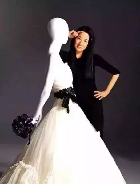 男友小自己36歲,68歲活出20歲的身材,30歲的容顏,她還用一雙手挑逗了全世界的女人!