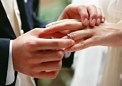 父母離婚十五年,我出嫁後母親再婚,婚禮上聽到新郎名字我愣住了