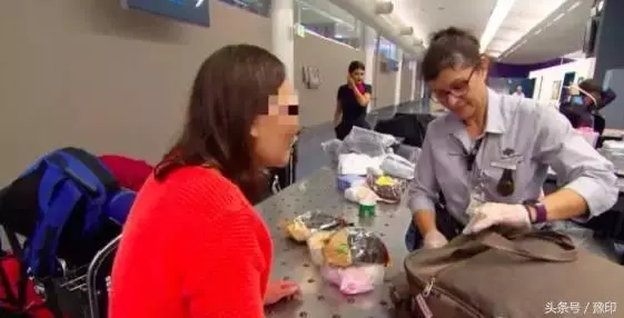 大媽去澳洲探望兒子,過海關時被攔,行李箱一打開.....瞬間成了所有人的噩夢!!