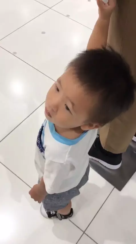 爸爸怎麼不走?純真弟逛街「緊牽假人手」 親爹在後面流淚:我在這啊嗚嗚嗚