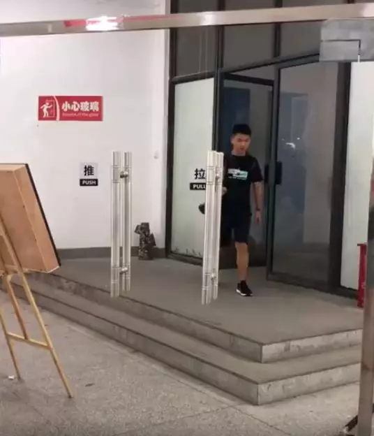 男子驚見玻璃門「異常清晰」 手一握才知被耍慘:是國王的玻璃門啊~