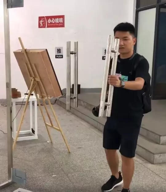 男子驚見玻璃門「異常清晰」 手一握才知被耍慘:是國王的玻璃門啊~