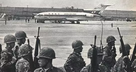 日本史上最離奇劫機!客機半途被劫機 警方對峙後逼交出武器...竟全是玩具