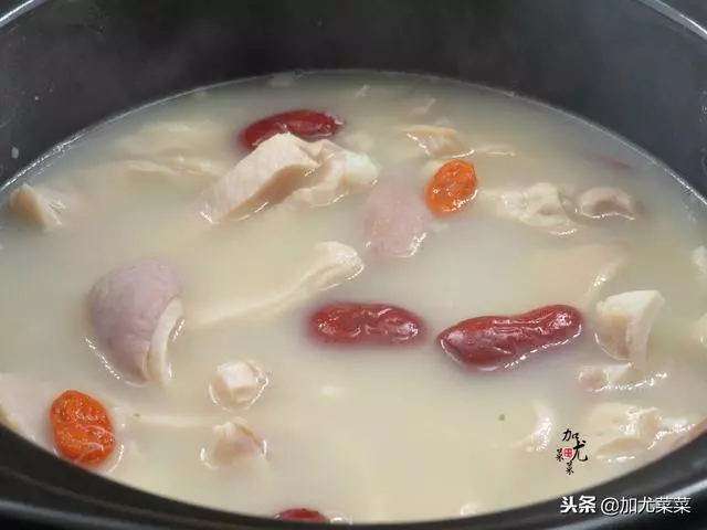 煮豬肚時,可別只會焯水哦!多加這2步,豬肚湯香濃純白,無臊味