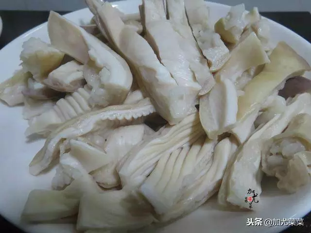 煮豬肚時,可別只會焯水哦!多加這2步,豬肚湯香濃純白,無臊味