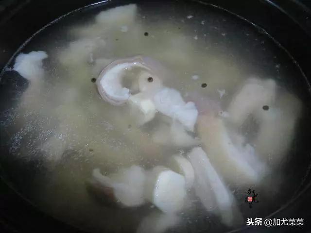 煮豬肚時,可別只會焯水哦!多加這2步,豬肚湯香濃純白,無臊味