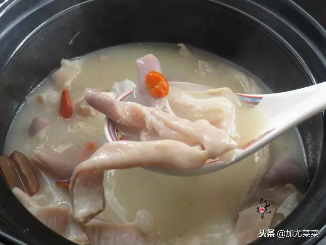 煮豬肚時,可別只會焯水哦!多加這2步,豬肚湯香濃純白,無臊味
