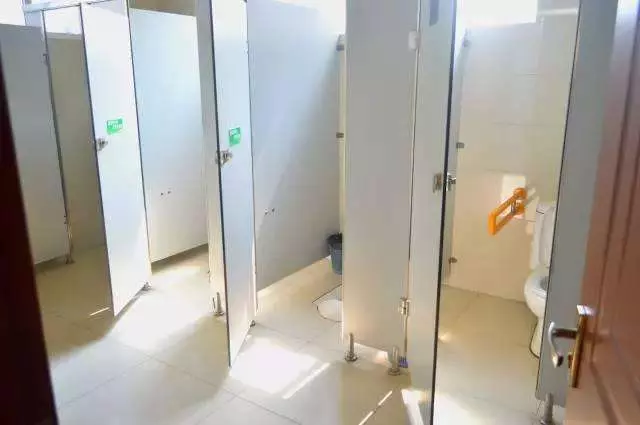 男子上廁所發現自己沒帶紙,撕下牆壁上的紙條後樂壞了!