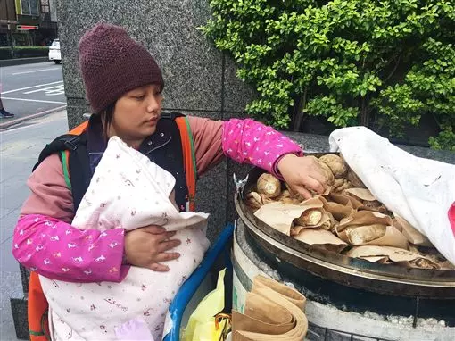 產前一周男友跑了!她帶幼女「忍寒風賣地瓜」艱苦生活 淚訴「月收入快撐不住」還要被路人嗆