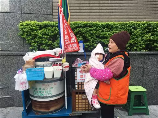 產前一周男友跑了!她帶幼女「忍寒風賣地瓜」艱苦生活 淚訴「月收入快撐不住」還要被路人嗆