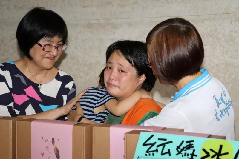 產前一周男友跑了!她帶幼女「忍寒風賣地瓜」艱苦生活 淚訴「月收入快撐不住」還要被路人嗆