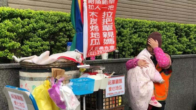 產前一周男友跑了!她帶幼女「忍寒風賣地瓜」艱苦生活 淚訴「月收入快撐不住」還要被路人嗆