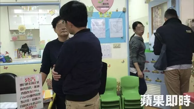 惡劣!甲等托嬰中心虐打1歲童 民眾不滿丟雞蛋抗議