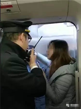 女子列車上昏昏欲睡,旁邊男子頻伸「咸豬手」,男子:妻子的太小