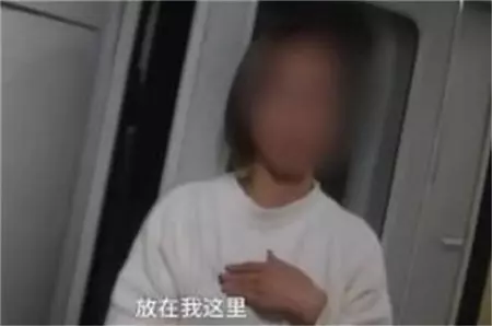 女子列車上昏昏欲睡,旁邊男子頻伸「咸豬手」,男子:妻子的太小