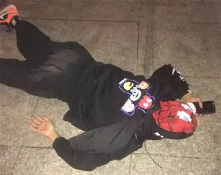 大學生「夜生活」太刺激 喝高了街上公然干這事!