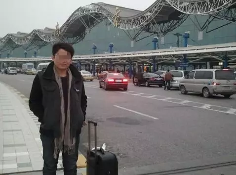 丈夫出差,妻子挺大肚送行,不經意瞥眼丈夫行李箱,妻子果斷人流
