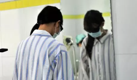 丈夫出差,妻子挺大肚送行,不經意瞥眼丈夫行李箱,妻子果斷人流