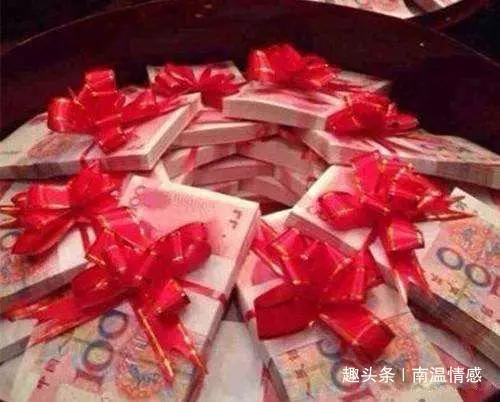 婆家給18萬彩禮,娘家給張銀行卡,兒媳回門去取錢,看餘額蒙了