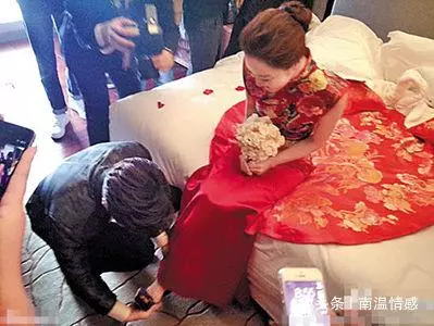 婆家給18萬彩禮,娘家給張銀行卡,兒媳回門去取錢,看餘額蒙了