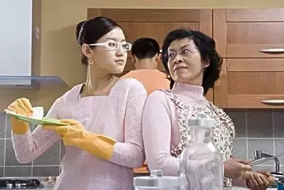 剖腹產第三天婆婆出門旅遊,現在她住院,妻子的態度讓老公直眼