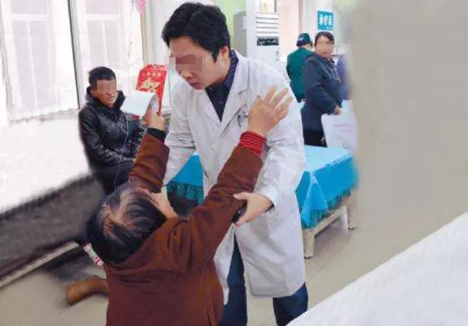 女子難產,婆婆跪求保大人!孩子出生後,兒媳報警抓她