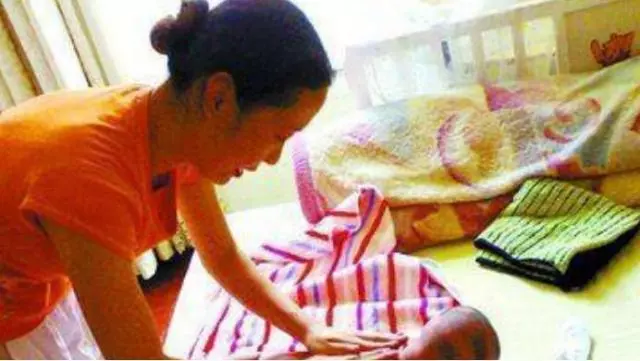 俺生兒子婆婆送來一袋紅糖,俺順手給月嫂,月嫂辭職了
