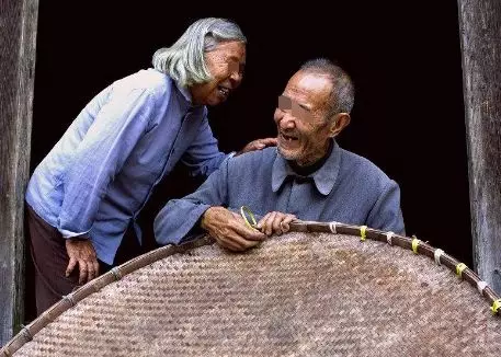 父親進城給兒子送粽子,兒子給5百路費父親說早給過了,兒子蒙了