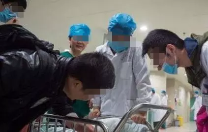 妻子難產,丈夫果斷保大人,婆婆執意保孩子,醫生出來後全家蒙住