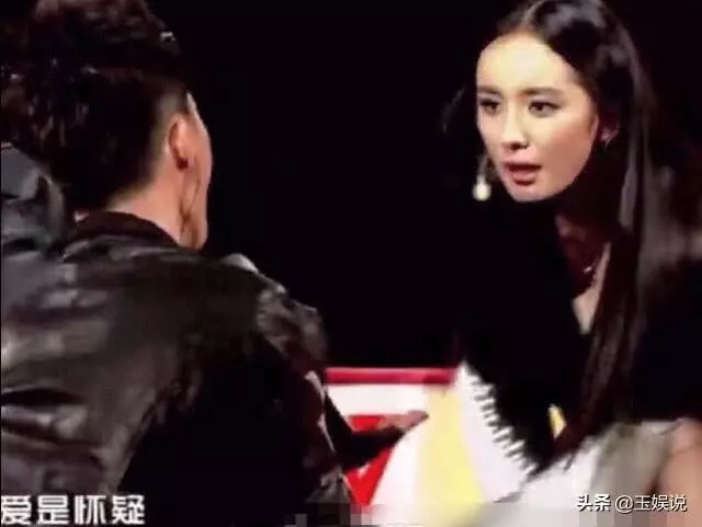 小伙當眾跪地「告白」楊冪,誰注意到了楊冪的表情?