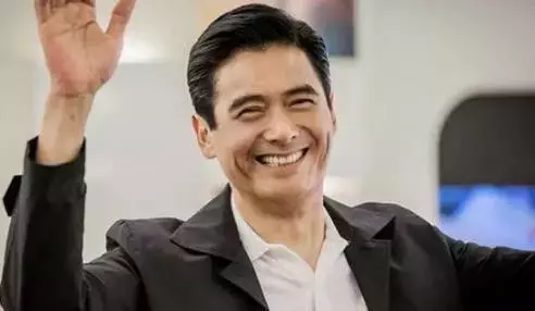 忘了范冰冰吧!62歲周潤發裸捐56億,這才是中國明星的良心!
