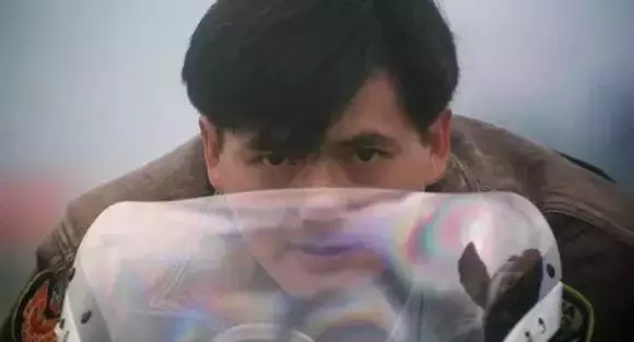 忘了范冰冰吧!62歲周潤發裸捐56億,這才是中國明星的良心!