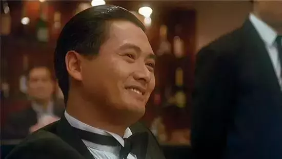忘了范冰冰吧!62歲周潤發裸捐56億,這才是中國明星的良心!