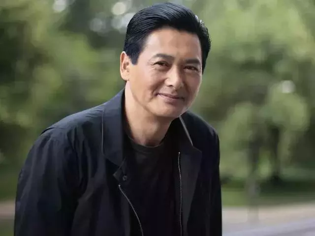 忘了范冰冰吧!62歲周潤發裸捐56億,這才是中國明星的良心!