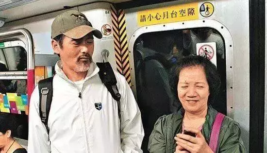 忘了范冰冰吧!62歲周潤發裸捐56億,這才是中國明星的良心!