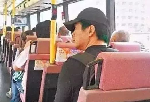 忘了范冰冰吧!62歲周潤發裸捐56億,這才是中國明星的良心!