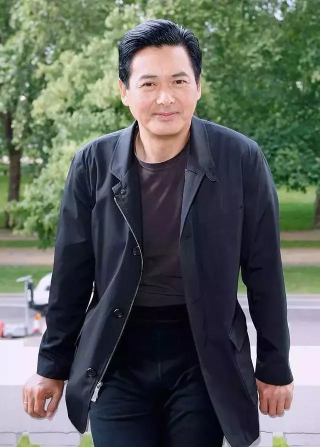 忘了范冰冰吧!62歲周潤發裸捐56億,這才是中國明星的良心!