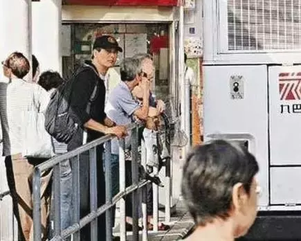 忘了范冰冰吧!62歲周潤發裸捐56億,這才是中國明星的良心!