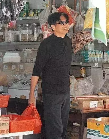 忘了范冰冰吧!62歲周潤發裸捐56億,這才是中國明星的良心!