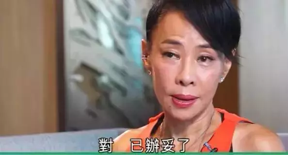 忘了范冰冰吧!62歲周潤發裸捐56億,這才是中國明星的良心!