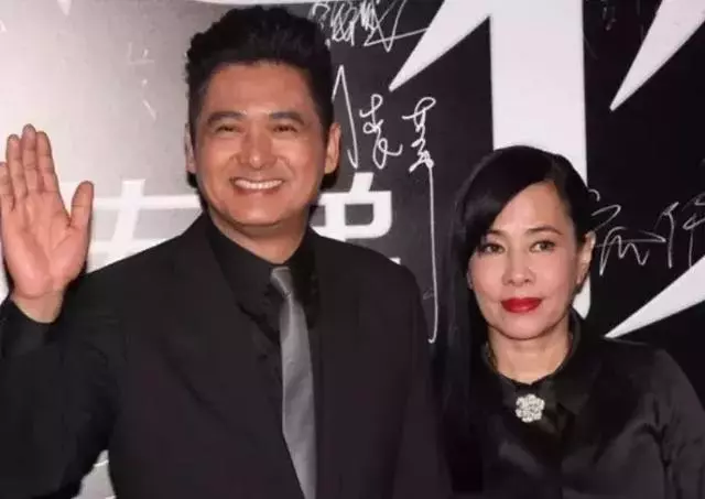 忘了范冰冰吧!62歲周潤發裸捐56億,這才是中國明星的良心!