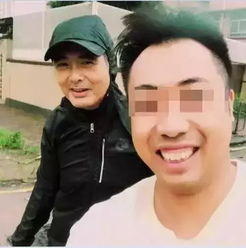 忘了范冰冰吧!62歲周潤發裸捐56億,這才是中國明星的良心!