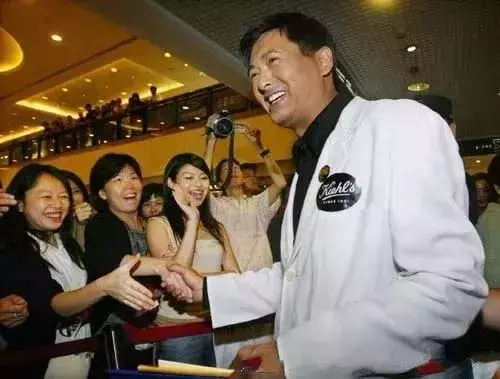 忘了范冰冰吧!62歲周潤發裸捐56億,這才是中國明星的良心!