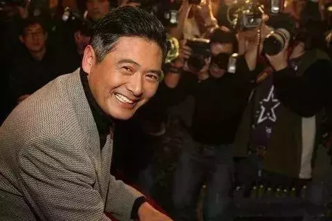 忘了范冰冰吧!62歲周潤發裸捐56億,這才是中國明星的良心!