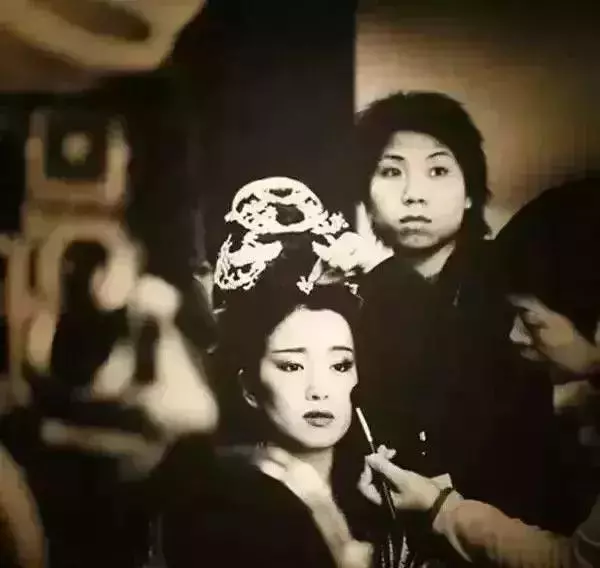 忘了范冰冰吧!62歲周潤發裸捐56億,這才是中國明星的良心!