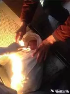 同居女友在家生下1女嬰,親生父親隨手將其扔進垃圾桶!